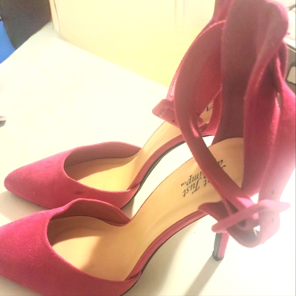 Velvet Pumps - Picture 4 of 5